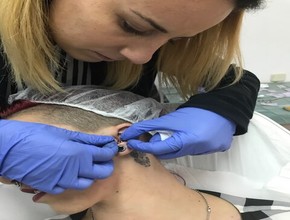 Colocando joya piercing tragus