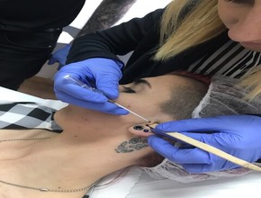 Practicas haciendo piercing tragus
