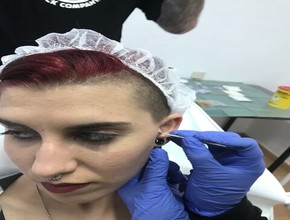 Realizando piercing Tragus